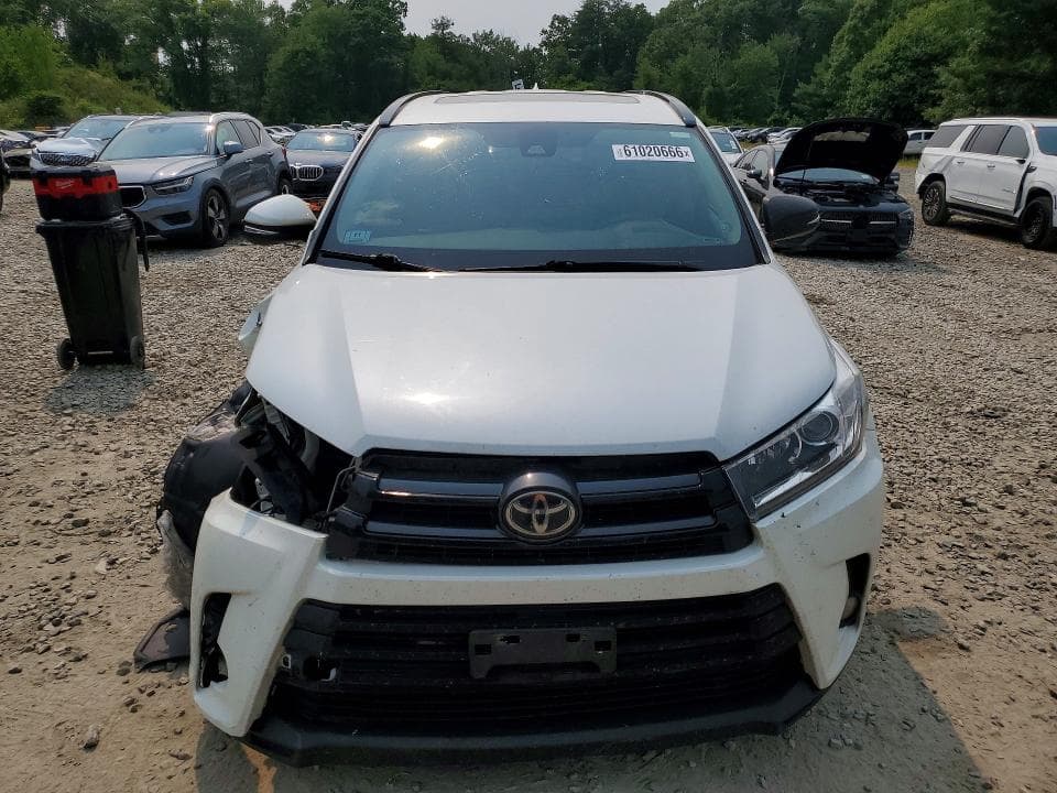 2017 TOYOTA HIGHLANDER SE 5