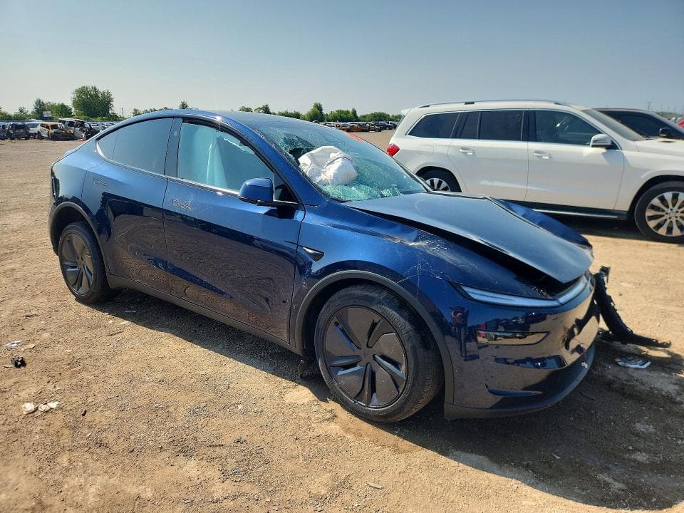 2026 TESLA MODEL Y 4