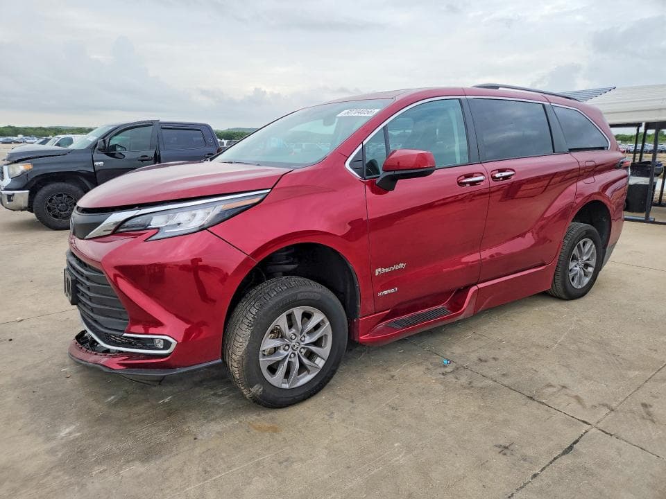 2021 TOYOTA SIENNA XLE