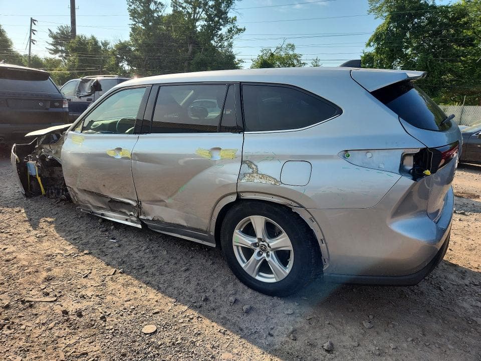 2022 TOYOTA HIGHLANDER LE 2