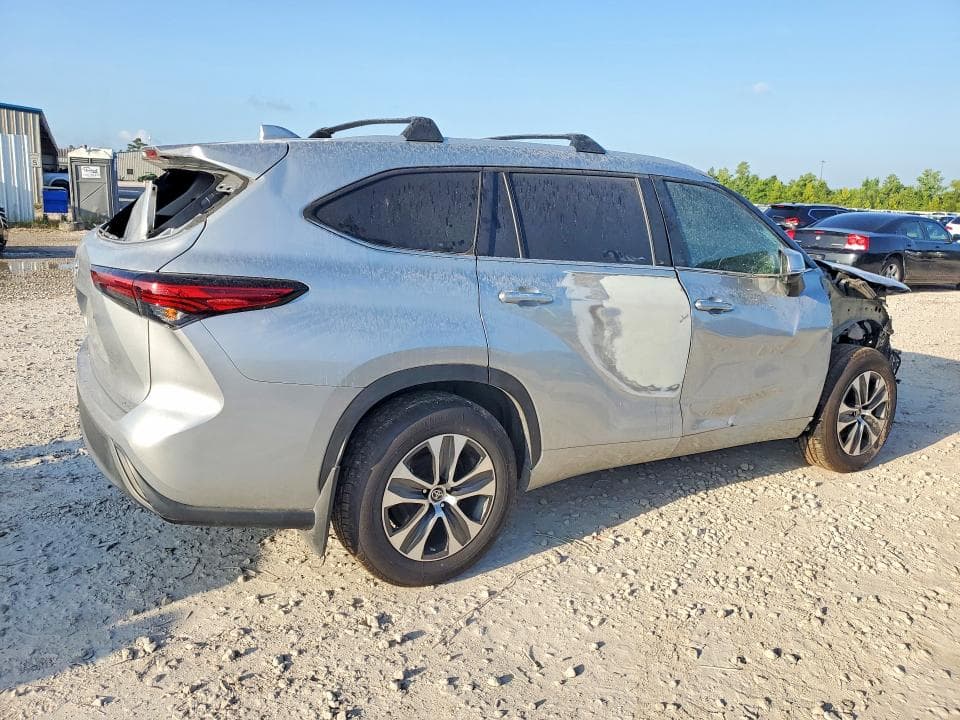 2023 TOYOTA HIGHLANDER XLE 3