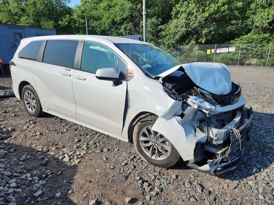 2022 TOYOTA SIENNA LE 4
