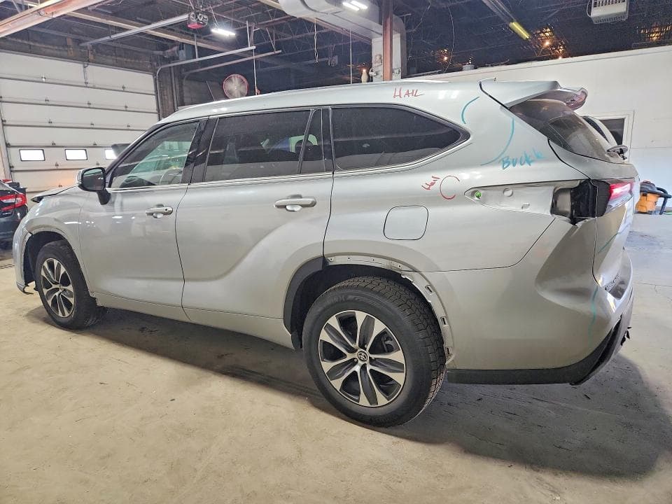 2021 TOYOTA HIGHLANDER XLE 2