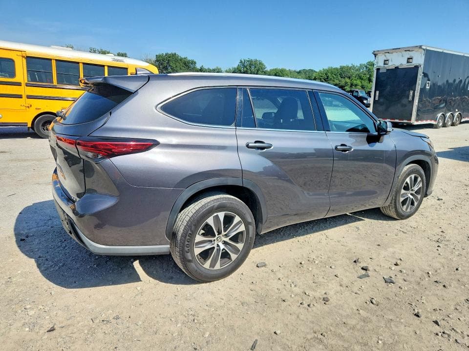 2021 TOYOTA HIGHLANDER XLE 3