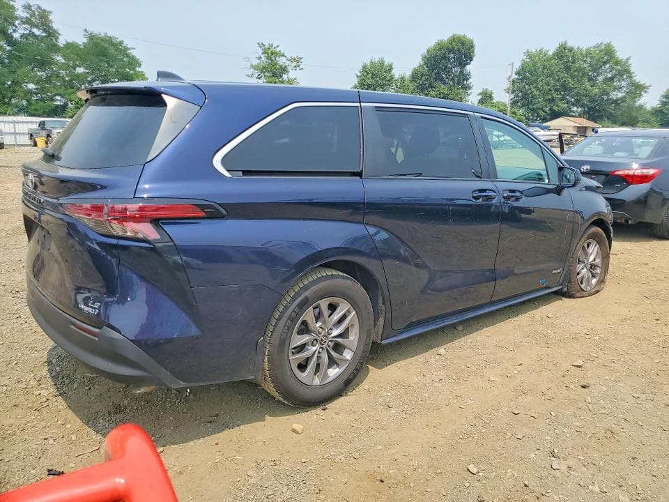 2021 TOYOTA SIENNA LE 3