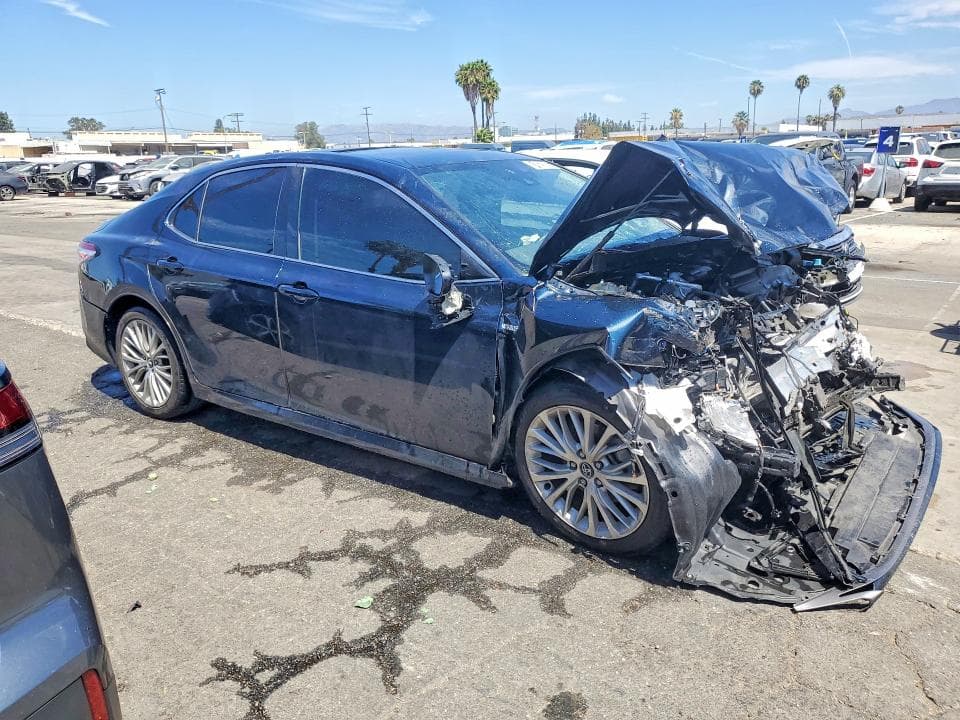 2020 TOYOTA CAMRY XLE 4