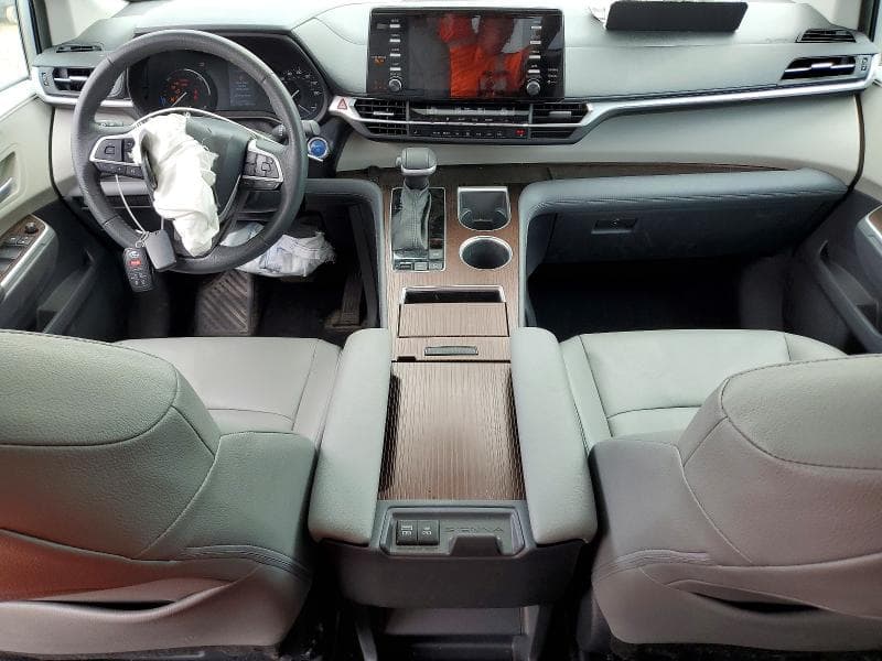 2023 TOYOTA SIENNA XLE 8