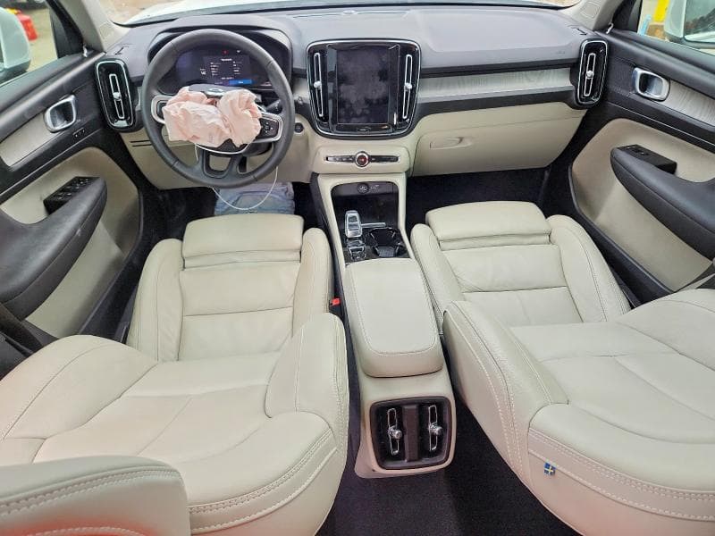 2023 VOLVO XC40 PLUS 8