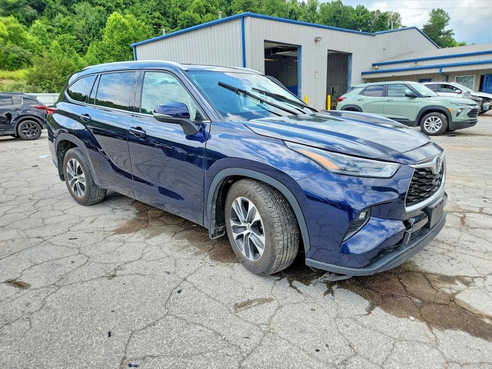 2022 TOYOTA HIGHLANDER XLE 4