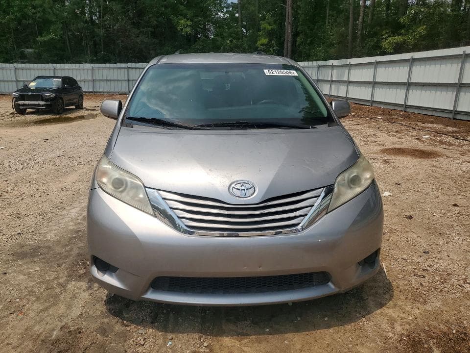 2017 TOYOTA SIENNA LE 5