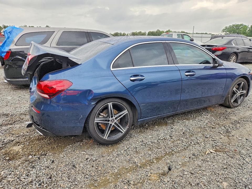 2022 MERCEDES-BENZ A 220 3