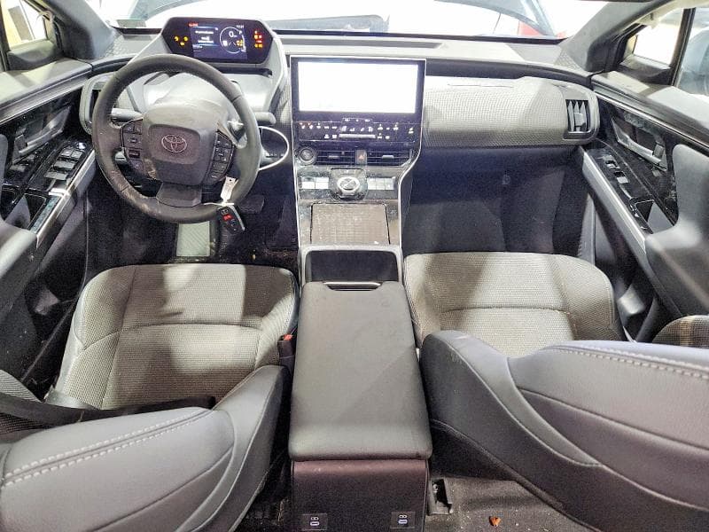 2025 TOYOTA BZ4X XLE 8