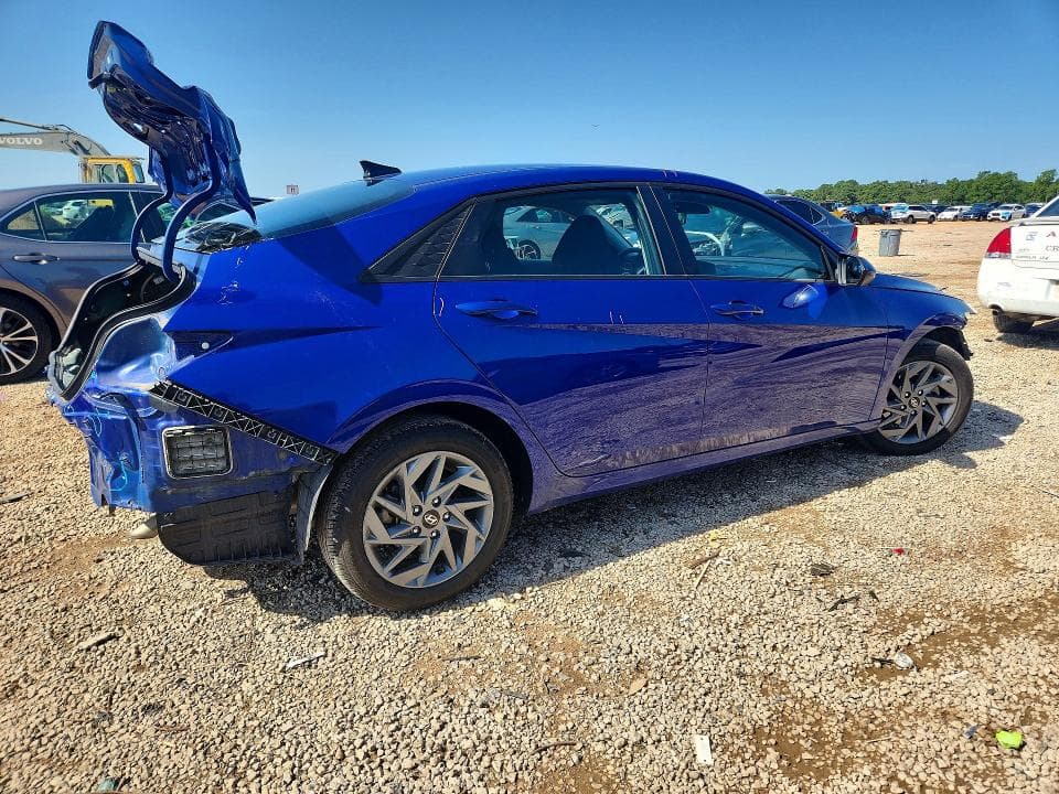 2024 HYUNDAI ELANTRA SEL 3