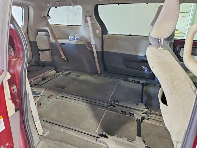 2020 TOYOTA SIENNA LE 11