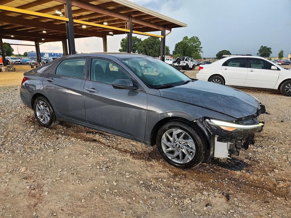2024 HYUNDAI ELANTRA SEL 4