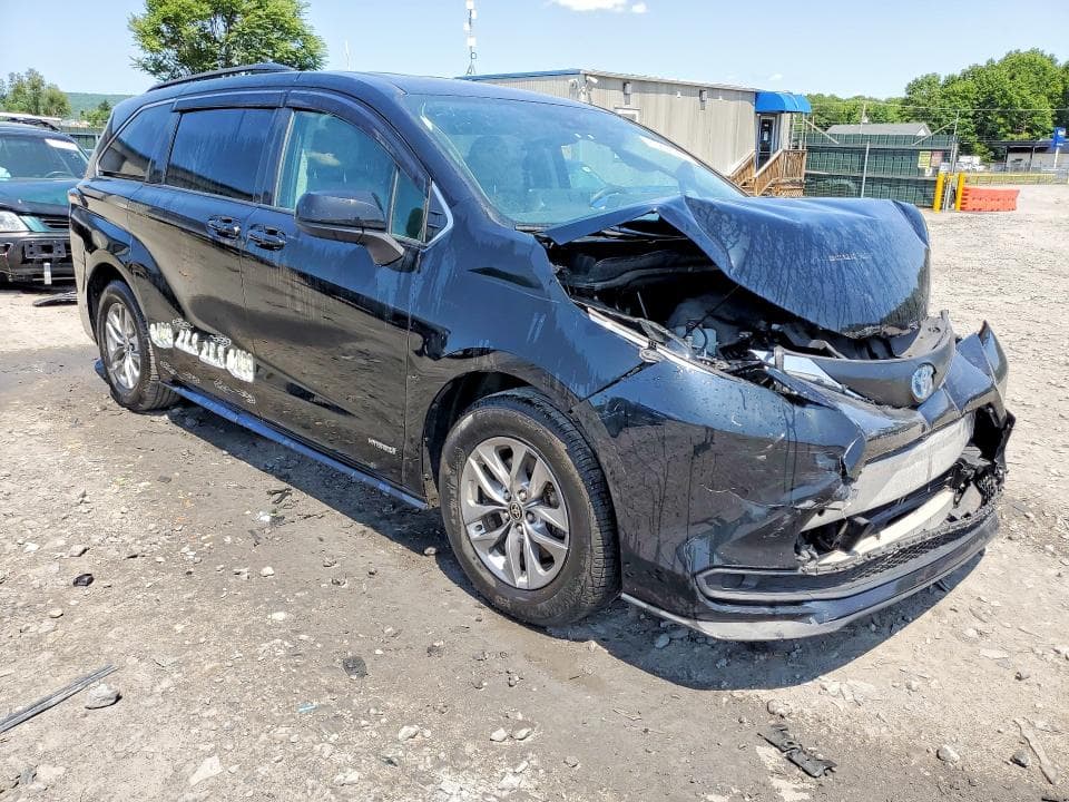 2021 TOYOTA SIENNA LE 4