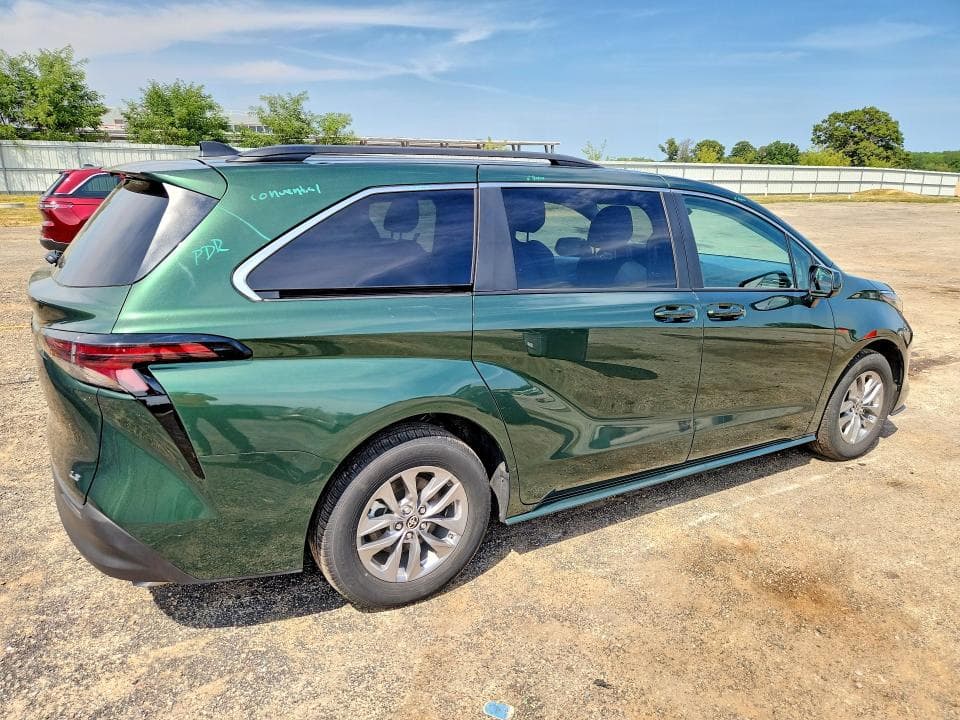 2025 TOYOTA SIENNA LE 3