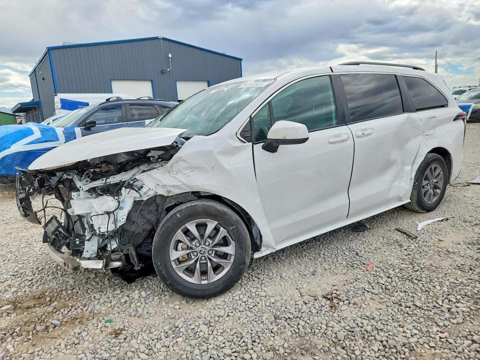 2025 TOYOTA SIENNA LE - 1