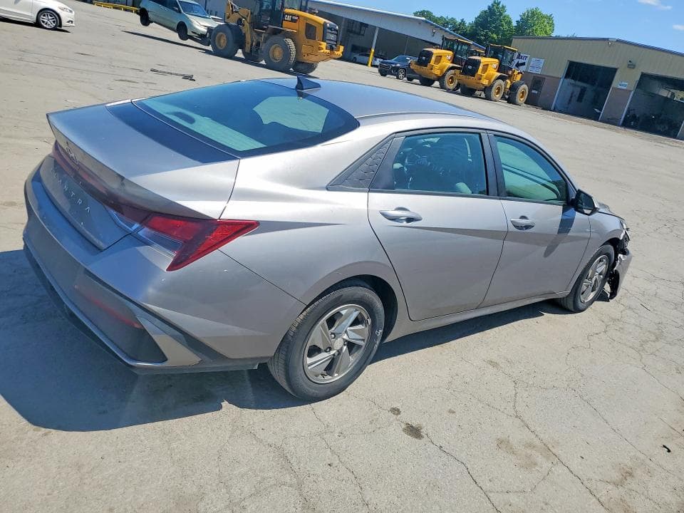2024 HYUNDAI ELANTRA SE 3