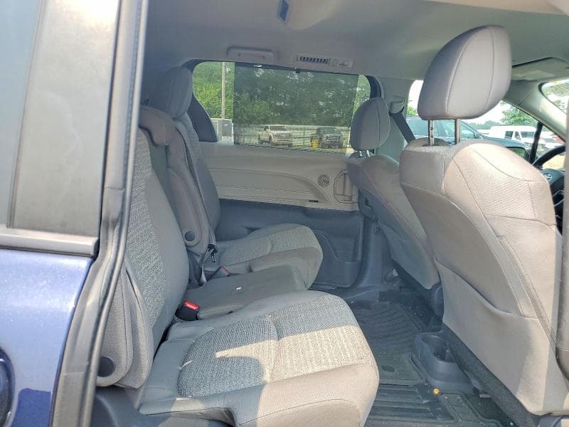 2021 TOYOTA SIENNA LE 11