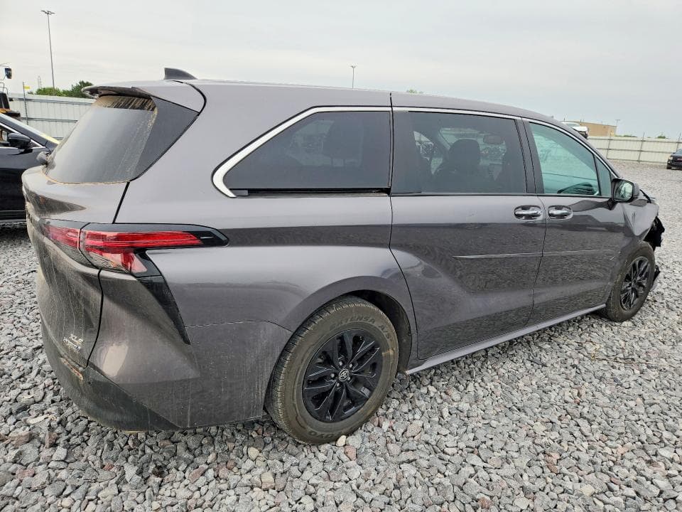 2022 TOYOTA SIENNA XLE 3