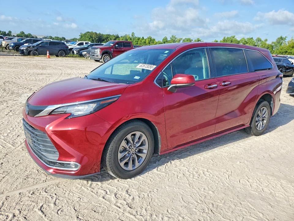 2022 TOYOTA SIENNA XLE - 1