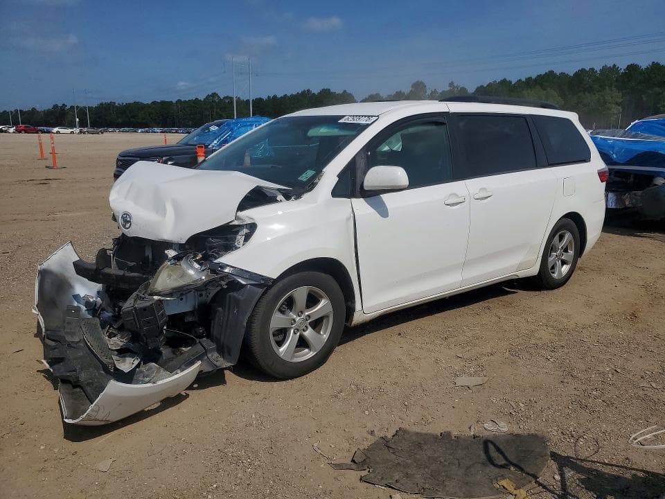 2017 TOYOTA SIENNA LE - 1