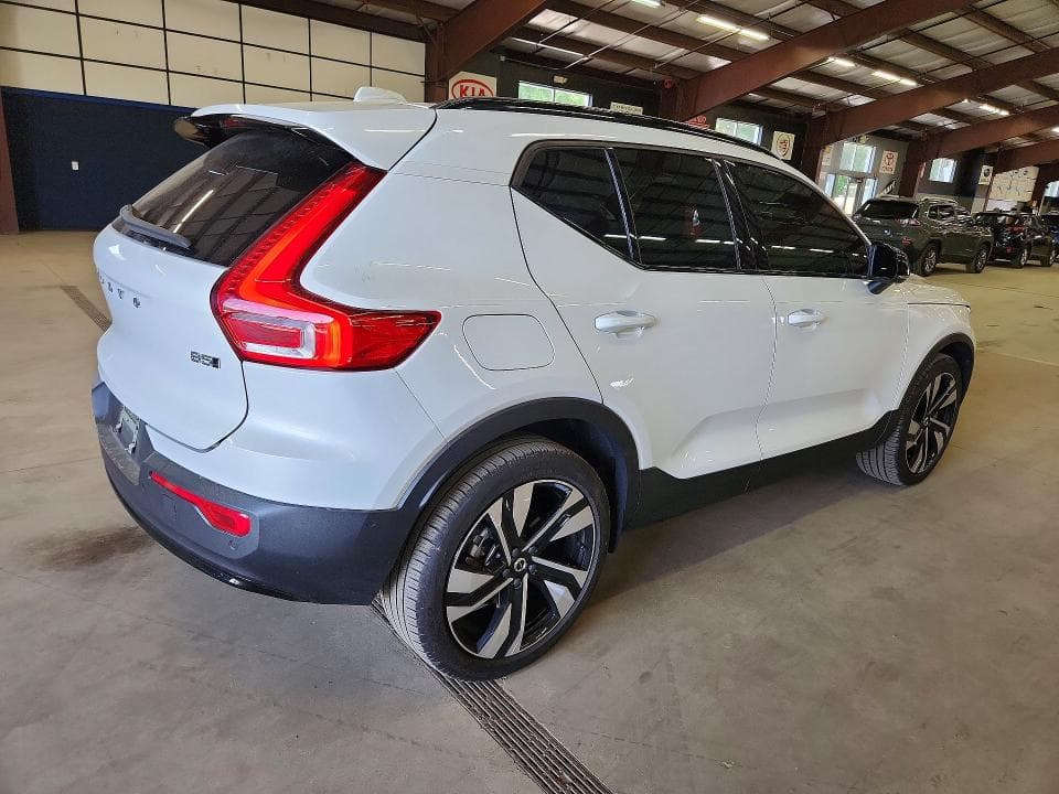 2023 VOLVO XC40 PLUS 3