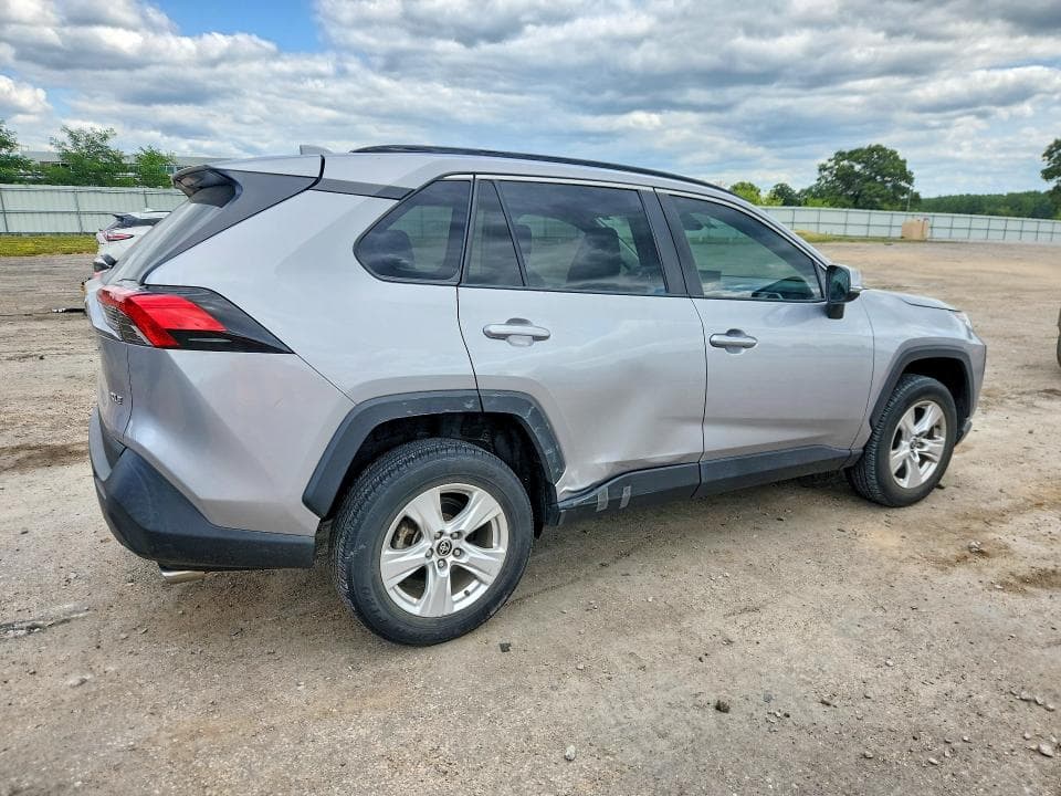 2021 TOYOTA RAV4 XLE 3