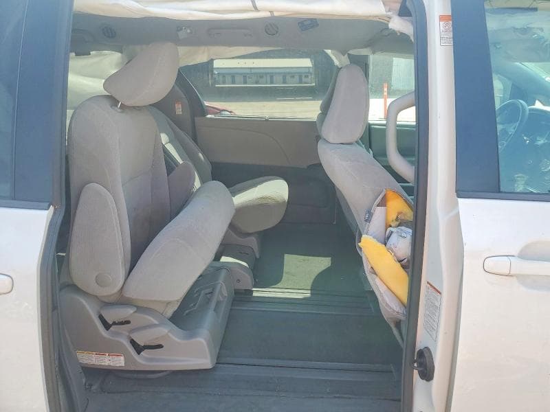 2017 TOYOTA SIENNA LE 10