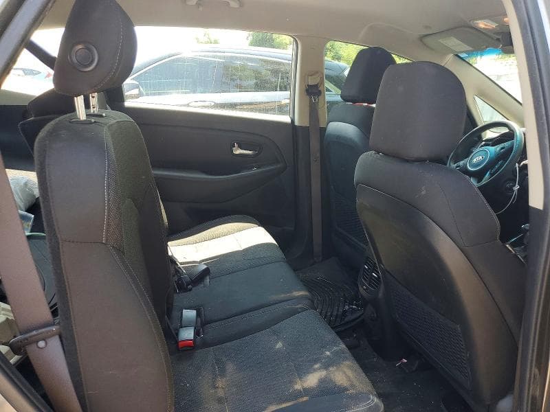 2017 KIA RONDO 11