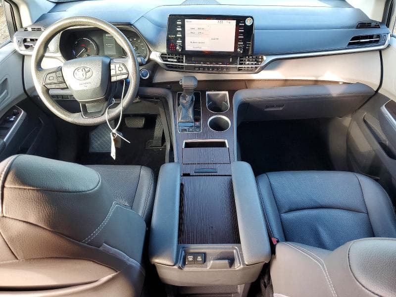 2022 TOYOTA SIENNA LE 8