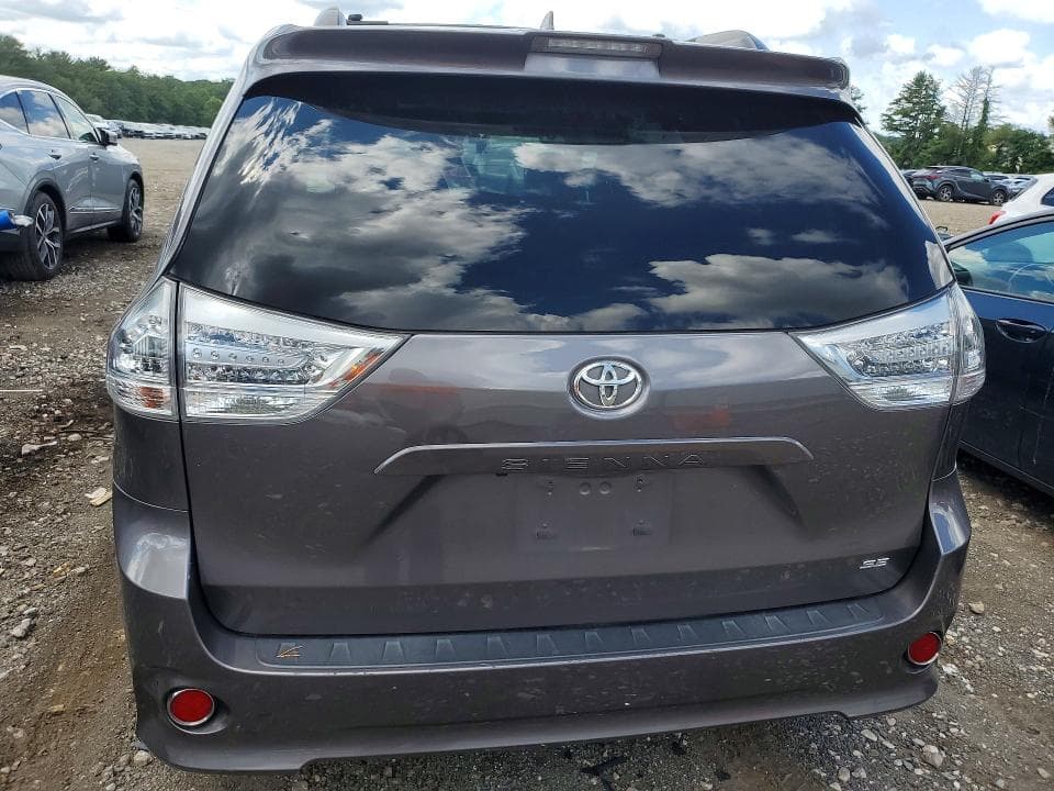 2018 TOYOTA SIENNA SE PREMIUM 8-PASSENGER 6