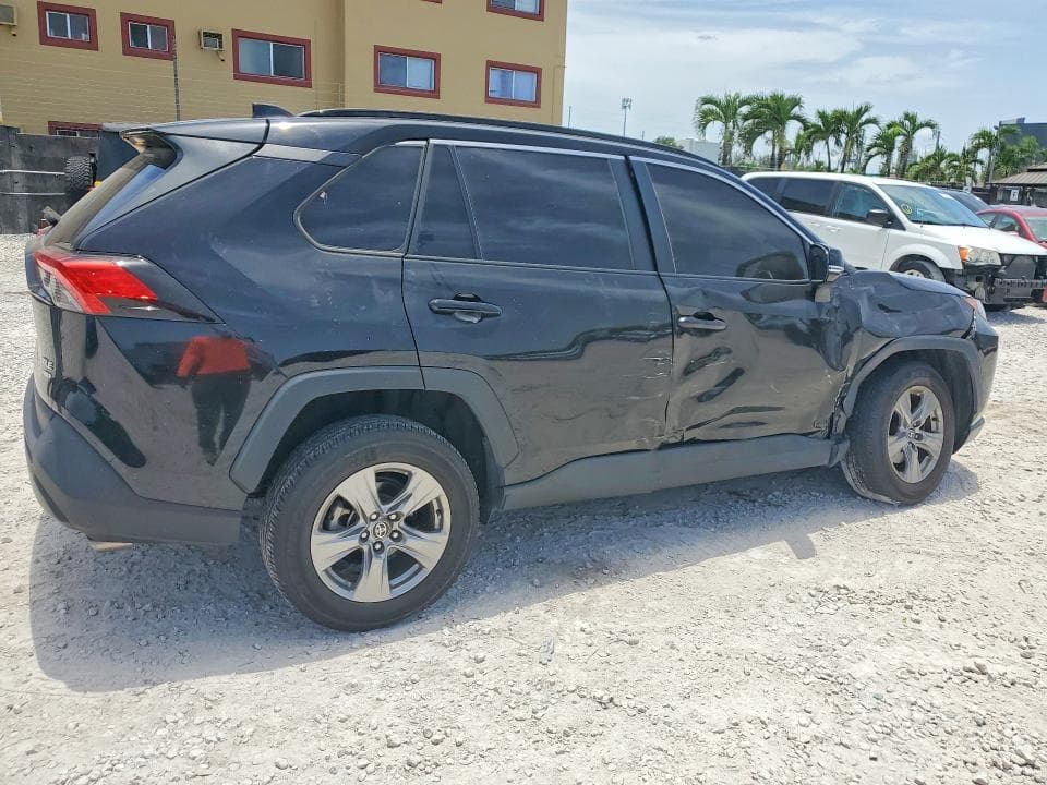 2023 TOYOTA RAV4 XLE 3
