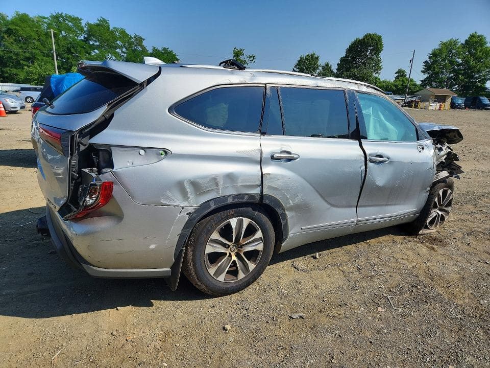 2022 TOYOTA HIGHLANDER XLE 3