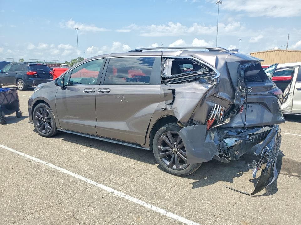 2022 TOYOTA SIENNA XSE 2