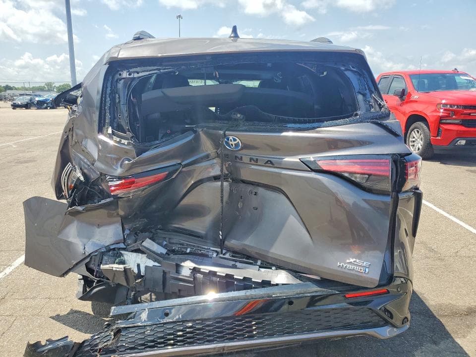2022 TOYOTA SIENNA XSE 6