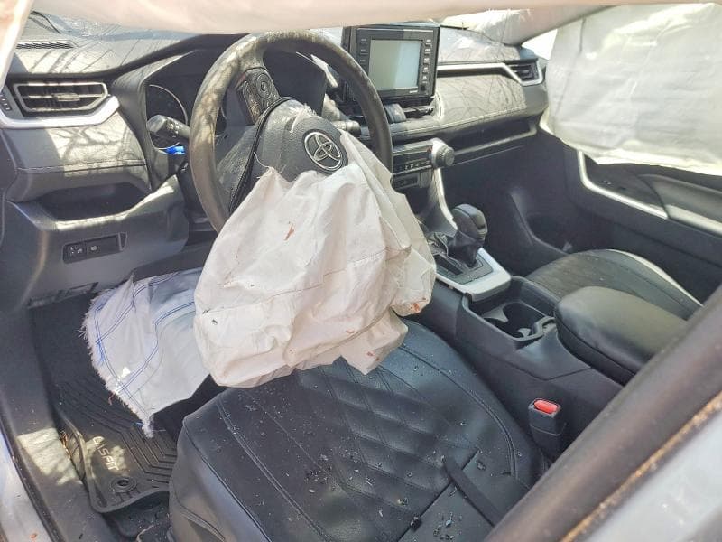 2020 TOYOTA RAV4 LE 8