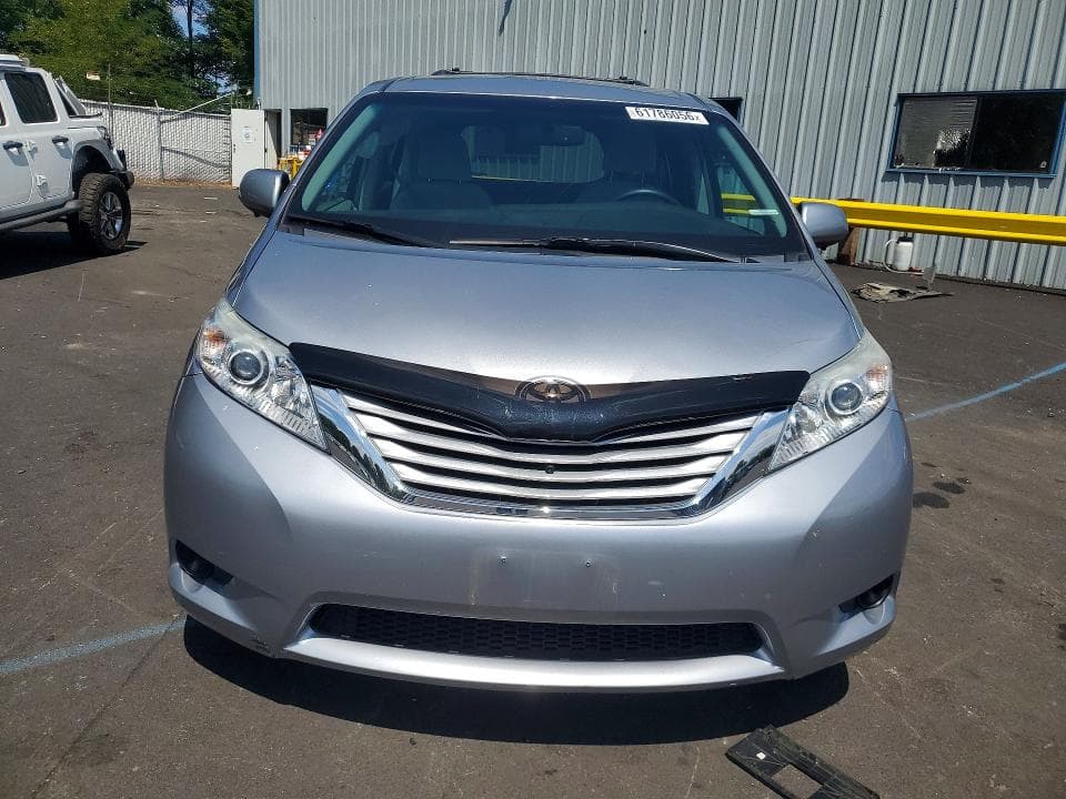 2017 TOYOTA SIENNA LE 5