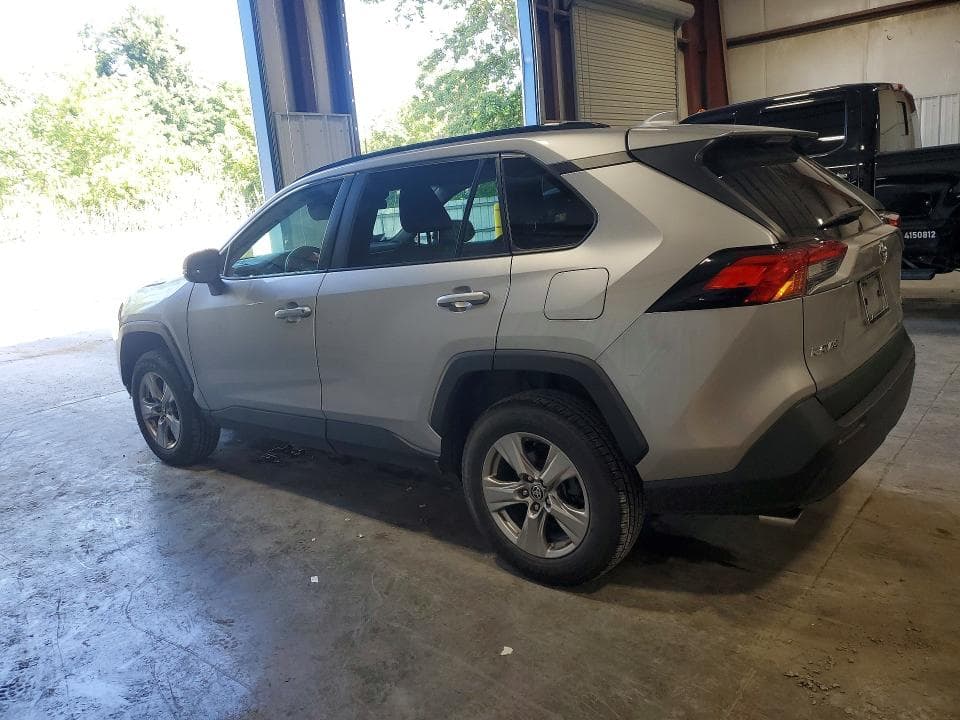 2022 TOYOTA RAV4 XLE 2