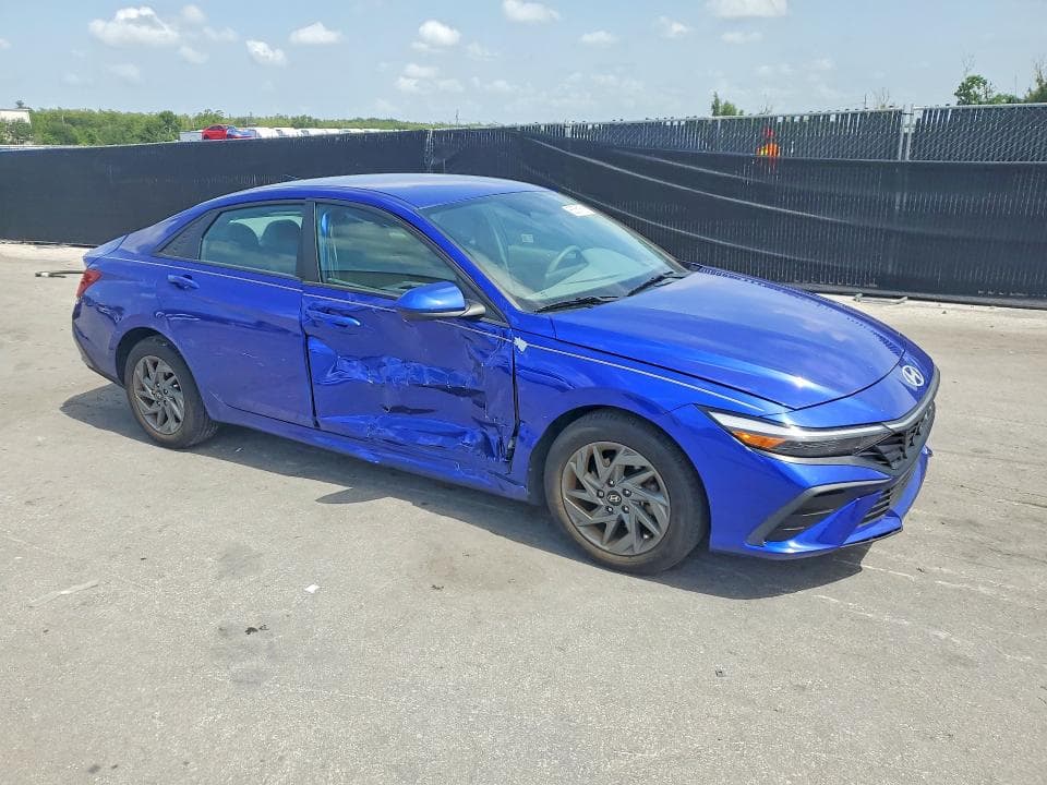 2024 HYUNDAI ELANTRA SEL 4