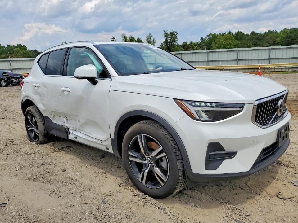 2025 VOLVO XC40 CORE 4
