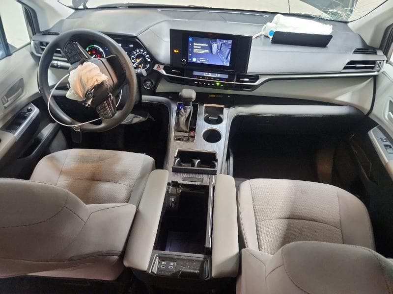 2025 TOYOTA SIENNA LE 8