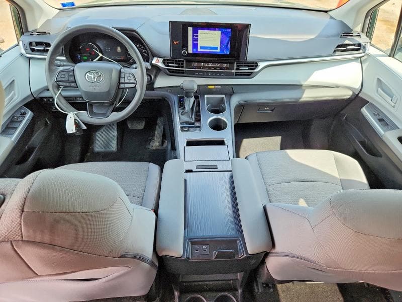 2025 TOYOTA SIENNA LE 8