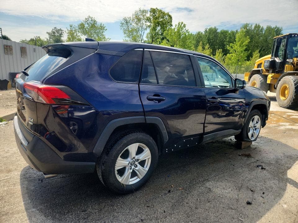 2021 TOYOTA RAV4 XLE 3