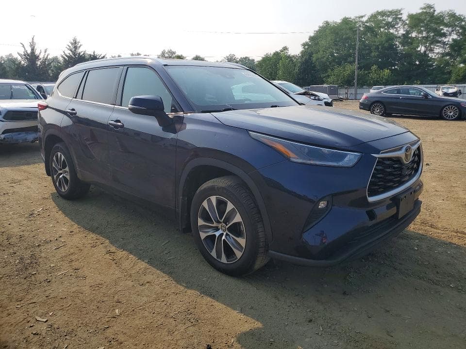 2021 TOYOTA HIGHLANDER XLE 4