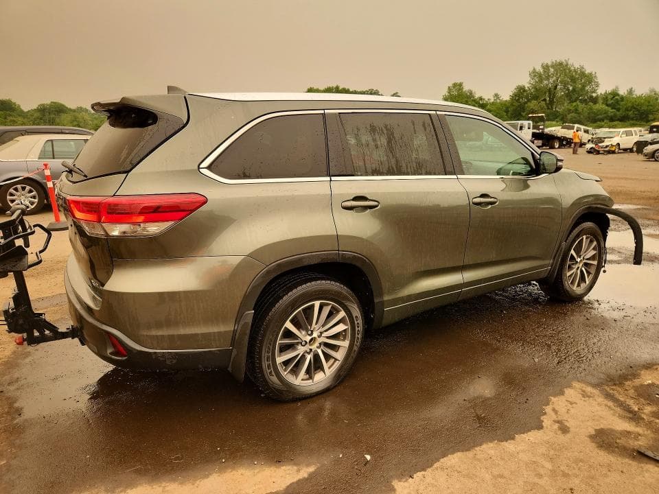 2018 TOYOTA HIGHLANDER XLE 3