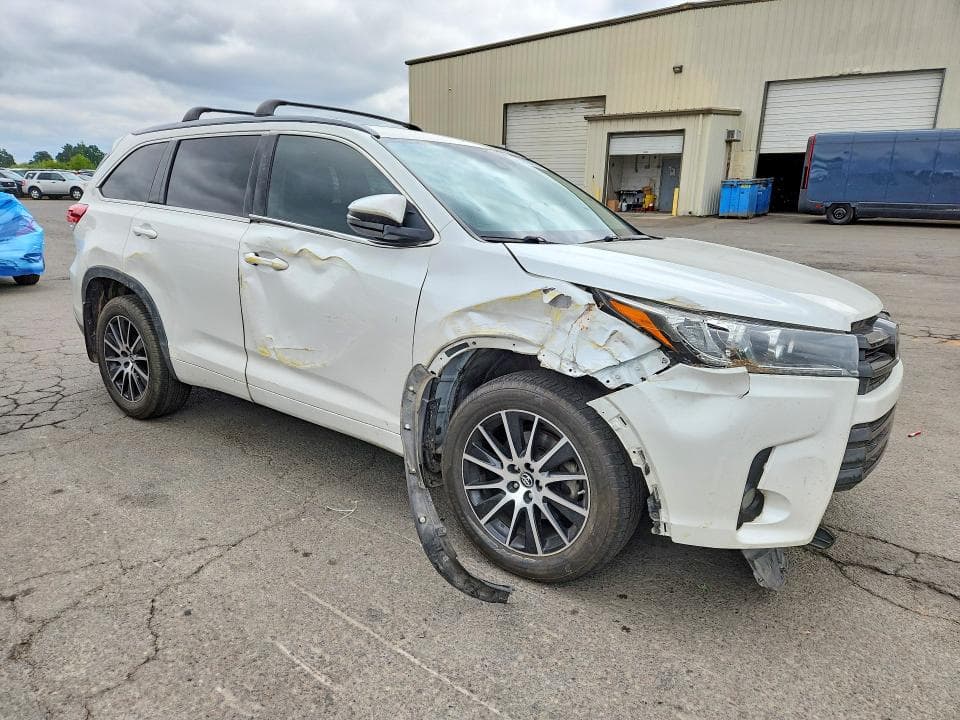 2018 TOYOTA HIGHLANDER SE 4