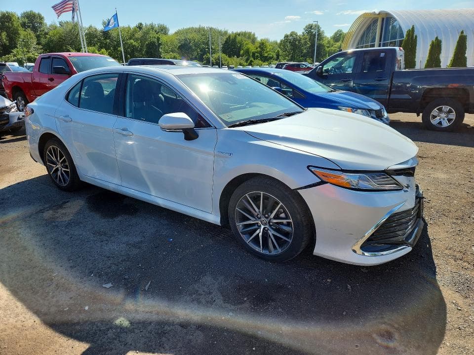 2021 TOYOTA CAMRY XLE 4
