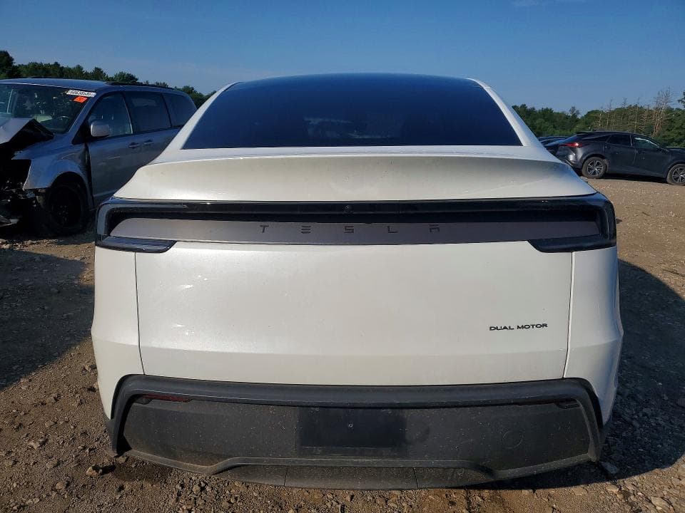 2026 TESLA MODEL Y 6